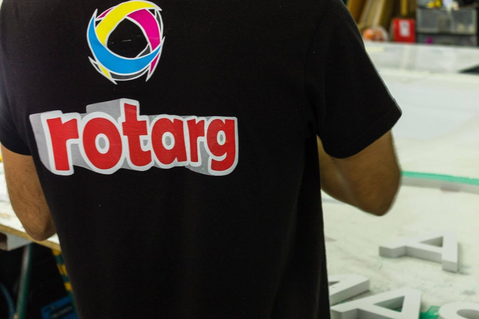Rótulos con frontal de metacrilato para comercios y empresas en Málaga, Marbella, Fuengirola, etc.